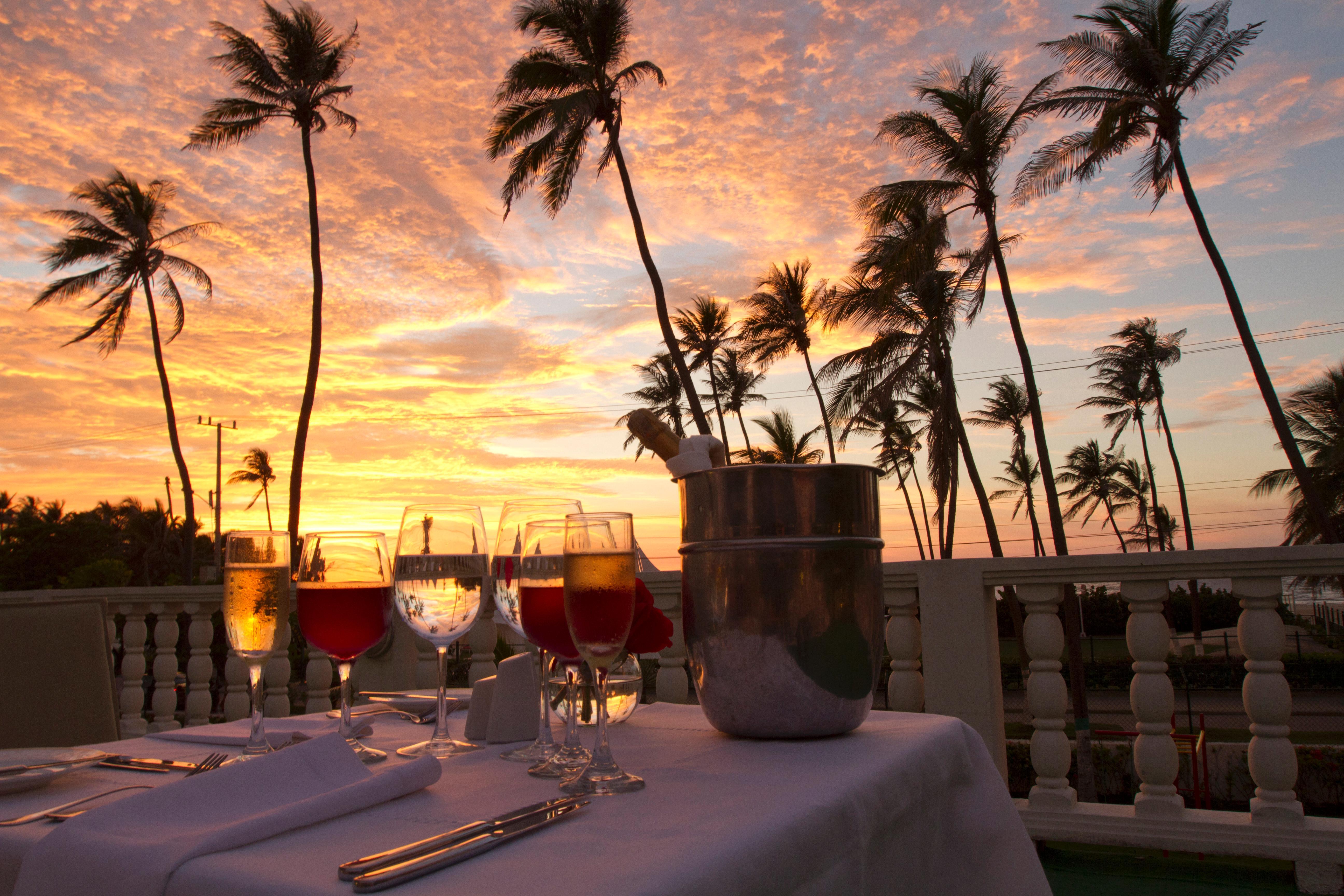 Hotel Caribe By Faranda Grand, A Member Of Radisson Individuals Cartagena Kültér fotó Sunset at the Four Seasons Hotel