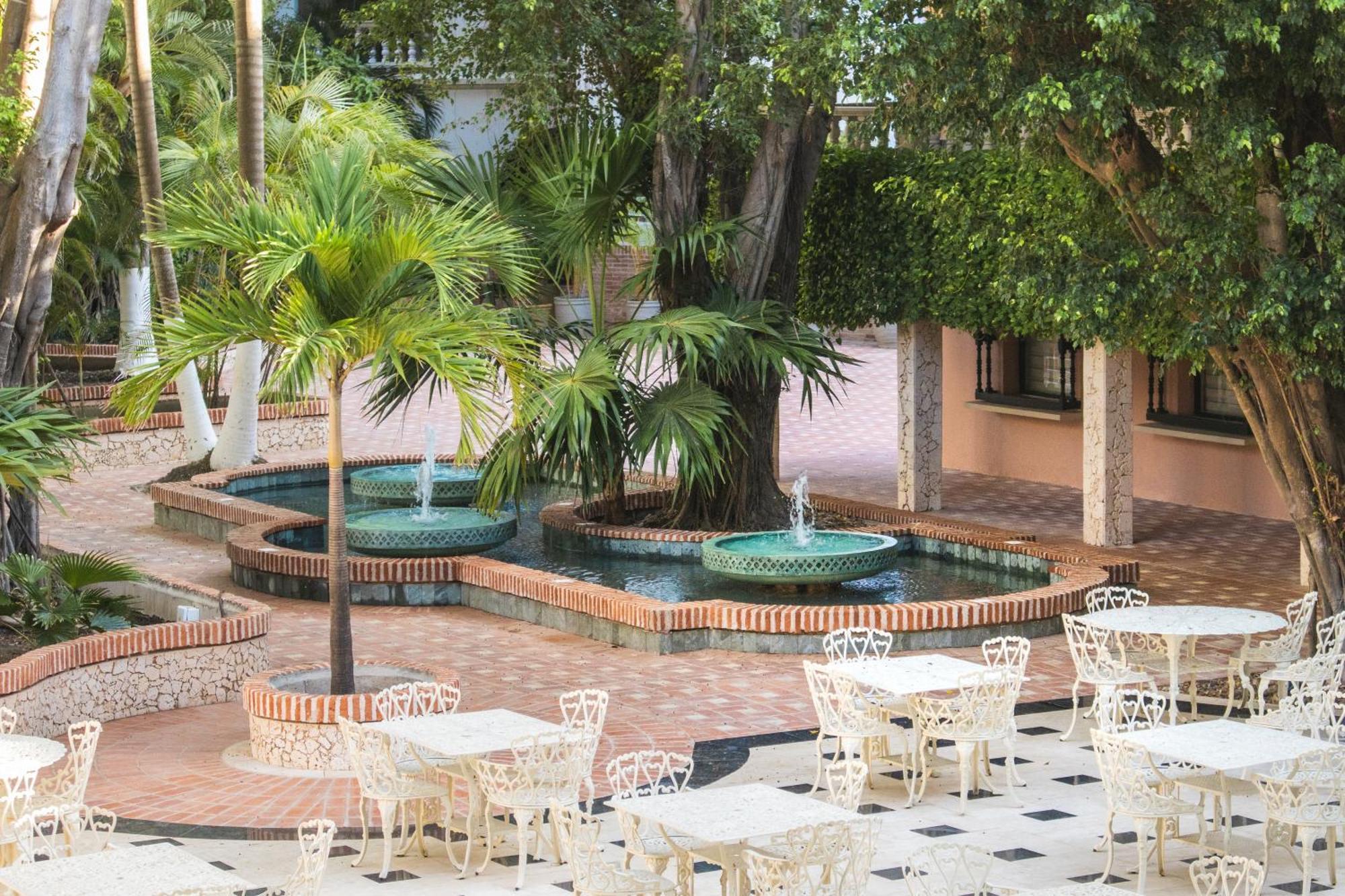 Hotel Caribe By Faranda Grand, A Member Of Radisson Individuals Cartagena Kültér fotó Fountain at the center of the mall